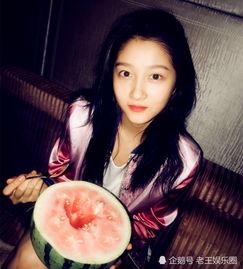 梁冰摄影吃瓜,捕捉瓜田里的趣味瞬间