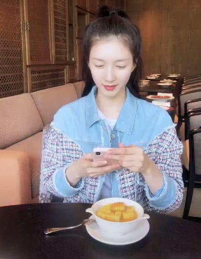 梁冰摄影吃瓜,捕捉瓜田里的趣味瞬间