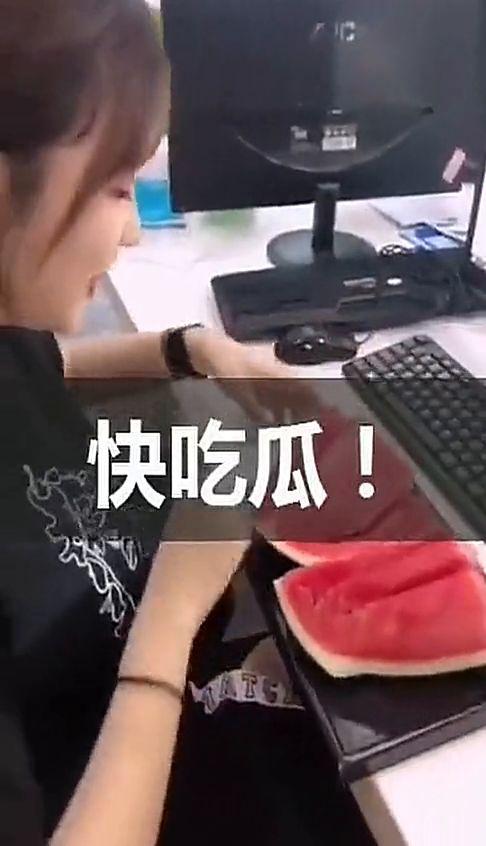 美女吃瓜好可爱,可爱美女吃瓜瞬间