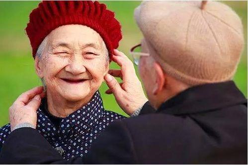 无牙老人吃瓜,享受夏日清凉时光