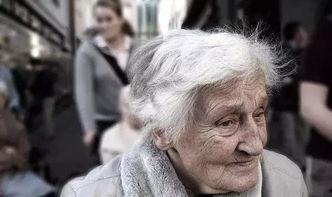 无牙老人吃瓜,享受夏日清凉时光