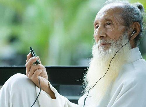 无牙老人吃瓜,享受夏日清凉时光