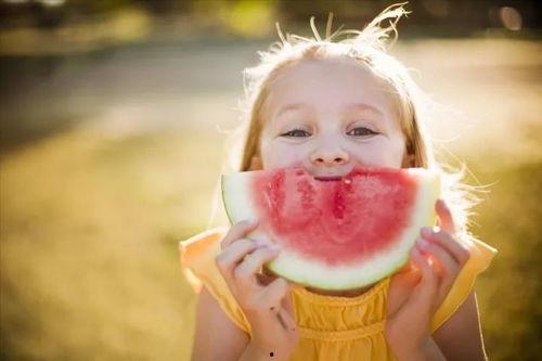 孩子夏日吃瓜记,孩子快乐吃瓜记