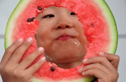 孩子夏日吃瓜记,孩子快乐吃瓜记