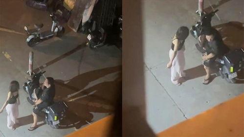 楼上夫妻吵架吃瓜,吃瓜群众现场直播