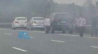 汽车着火吃瓜,吃瓜群众见证现代版“火烧赤壁”